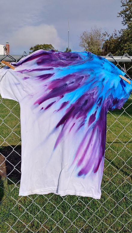 Simple Tie Dye Techniques, Tie Dye Patterns Aesthetic, Tye Dye Clothing, Reverse Tye Dye Patterns, Tye Dye Patterns Simple, How To Tie Dye Shirts Pattern, Tshirt Tie Dye Patterns, Black Tyedye Shirt Diy, Two Color Tie Dye Patterns