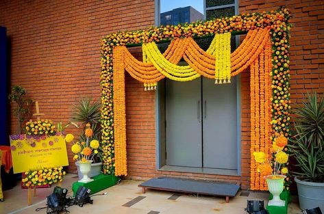 House Warming Decoration, Door Flower Decoration, Entrance Door Decor, Haldi Decoration Ideas, Reception Stage Decor, Simple Stage Decorations, Home Flower Decor, Gate Decoration, Decoration Event