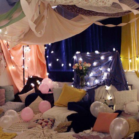 Relaxing & cozy(: doing it! Indoor Camping Party, Camping Parties, Blanket Fort, Birthday Party For Teens, Kids Tents, Pillow Fort, Camping Party, Teen Birthday