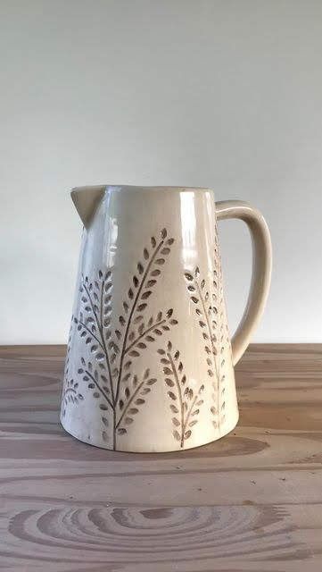 Ceramics Pottery Mugs, Pottery Lessons, Ceramics Pottery Vase, Pottery Patterns, Beginner Pottery, Cerámica Ideas, Pottery Painting Designs, Pottery Handbuilding, Keramik Design