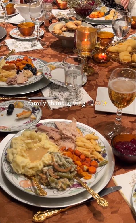 Thanksgiving Day Aesthetic Food, Thanksgiving Aesthetic Family, Cozy Thanksgiving Aesthetic, Thanksgiving Day Aesthetic, Thanksgiving Dinner Aesthetic, Wallpaper Iphone November, Thanksgiving Screensavers, Roadhouse Butter Recipe, Texas Roadhouse Butter Recipe