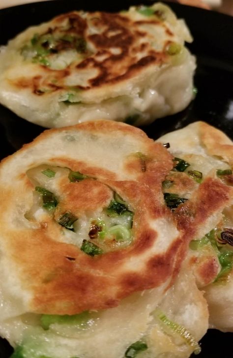 Green Onion Cakes, Green Onions Recipes, Onion Recipes, Green Onion, Asian Cooking, Asian Dishes, Food Cakes, Green Onions, Appetizer Snacks