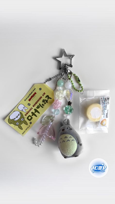 Totoro Diy, Emo Accessories, Swag Girl Style, Handmade Jewelry Tutorials, Birthday Wishlist, Cute Keychain, Diy Keychain, Cute Charms, Beaded Keychains