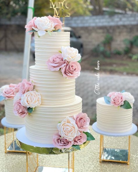 Xv Cakes, 3 Tier White Wedding Cake, Wedding Cake Eucalyptus, Cake Tart, Pretty Wedding Cakes, Bridal Gift Wrapping Ideas, Simple Cake Designs, Buttercream Cakes, Buttercream Wedding Cake