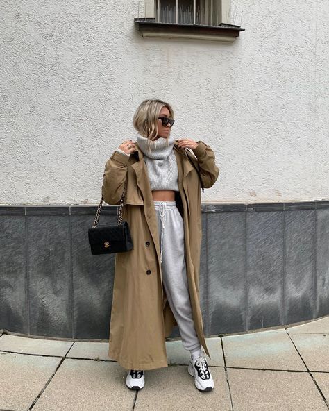 Coat And Sweatpants, Tan Trench Coat Outfit, Fire Outfits, Winter Style Guide, Spring Business Casual, Classy Streetwear, Tan Trench Coat, Outfit Inspiration Women, Minimal Street Style