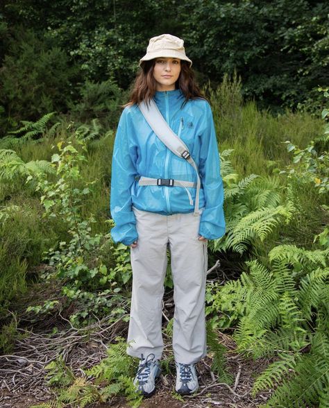 Modern Hiking Outfit, Outdoor Street Style, Upf Outfit, Birthday Outfit Women Winter, Fieldwork Outfit, Iceland Hiking Outfit, November Birthday Outfit, Outfit Women Winter, Trekking Outfit