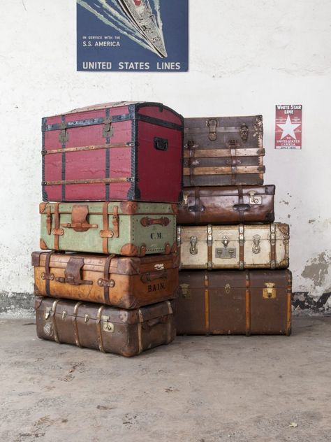 Trunks Luggage, Travel Trunks Vintage, Vintage Trunk Shelf, Vintage Trunk With Glass Top, Vintage Leather Trunk, Vintage Hat Boxes, Leather Trunk, Old Trunks, Vintage Trunks