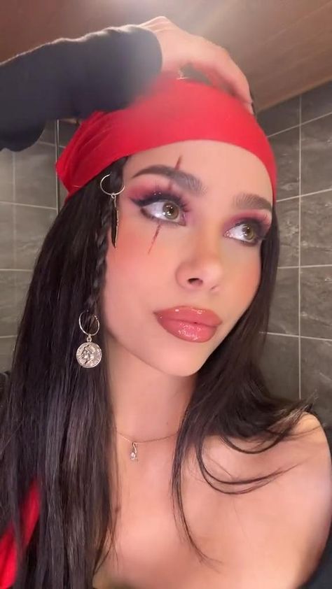 Pirate Costume Last Minute, Spooky Pirate Makeup, Female Pirate Costume Makeup, Pirate Halloween Costume Makeup, Easy Pirate Makeup For Women, Pirate Make Up Halloween Women, Hot Pirate Makeup, Costumes With Bandanas, Pirate Women Makeup