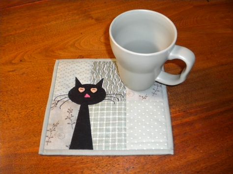 Silly Kitty, Mug Rug Patterns, Fabric Postcards, Place Mats Quilted, Cat Quilt, Penny Rugs, Small Sewing Projects, Cat Crafts, Mini Quilts