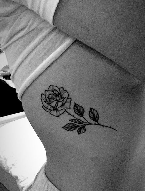 Small Rose Tattoo Ideas, Rose Tattoo On Side, Rosen Tattoo Frau, Tattoo Side, Simple Rose Tattoo, Flower Tattoo On Side, Rib Tattoos For Women, Rose Tattoos For Women, Small Rose Tattoo