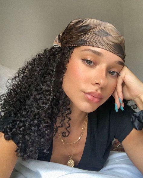 Curly Hair With Hair Accessories, Satin Head Scarf Curly Hair, Satin Scarf Curly Hairstyles, Head Scarf On Curly Hair, Head Scarf Curly Hair Summer, Head Wrap Styles Curly Hair, Curly Hair Styles With Scarfs, Headwrap Styles Curly Hair, Head Scarf With Curly Hair