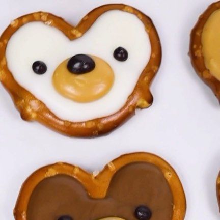 So Yummy on Instagram: "Sweet, salty, and bear-y cute! @lindseybakedthis shows us how to make Chocolate Pretzel Teddy Bears that are (almost) too adorable to eat." Bear Pretzels, Teddy Bear Birthday Party, Teddy Bear Birthday, Bear Birthday Party, Mini Pretzels, Bearly Wait, Chocolate Pretzels, Party Animals, Bear Birthday