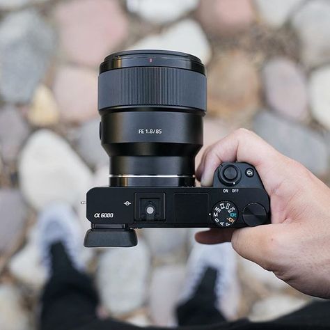 Super Light combo Sony A6000 + 85mm 1.8 | Photo by @jasonvmedia Vintage Camera Lens, Sony Alpha 6000, Fotocamere Vintage, Gopro Photos, Sony Dslr Camera, Sony A6300, Film Equipment, Photography Essentials, Camera Man