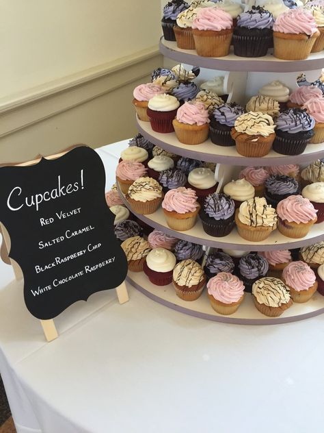 Grad Party Cupcake Display, Graduation Cupcake Display, Grad Party Desserts, Cupcake Display Ideas, Cupcake Assortment, Cupcake Platter, Assorted Cupcakes, Graduation Party Cupcakes, Glamping Birthday Party