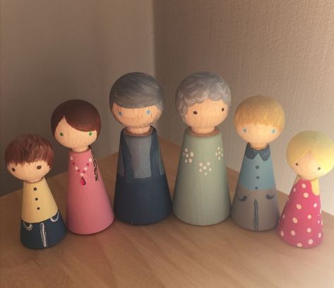 Peg Dolls Family, Peg Family, Doll Plushies, Wood Peg Dolls, Peg People, Doll Family, Pine Cone Crafts, Doll Painting, Peg Doll