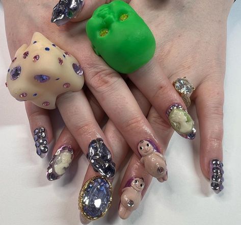 Maximalist Nails, Vintage Nail Art, Nails Vintage, Angel Nails, Sonny Angels, Manicure Inspiration, Vintage Nails, Pearl Nails, Nail Tattoo