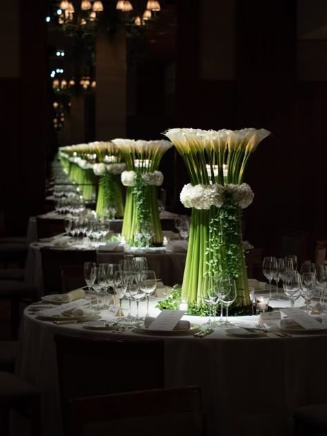 Emerald Green Wedding, Green Wedding Inspiration, Green Centerpieces, Florist Design, Emerald Green Weddings, Wedding Design Decoration, Wedding Floral Centerpieces, Beautiful Flower Designs, Luxury Wedding Planner