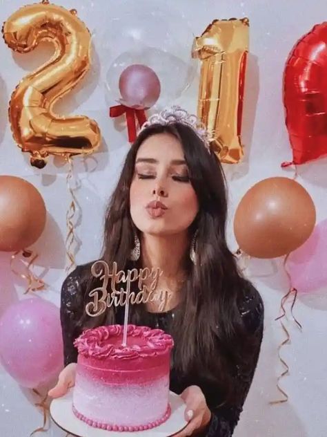 21st Birthday Photoshoot Ideas, 21st Birthday Banner, Birthday Photoshoot Ideas, Turning 21, Birthday Goals, 21st Birthday Photoshoot, Cute Birthday Pictures, Birthday Post Instagram, Queen Birthday