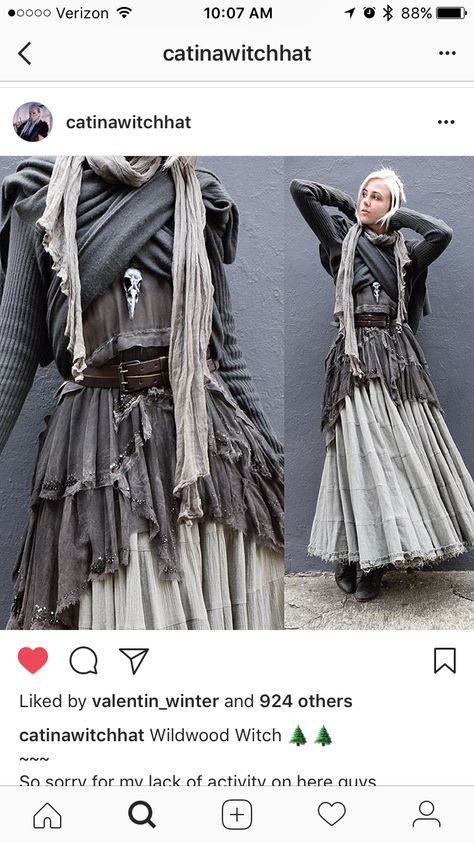 good reference for a study of draping Wandering Knight, Clothes Folds, Dark Mori Fashion, Magic Clothes, Strega Fashion, Cosplay Inspo, Dark Mori, Look Festival, Bohemian Top