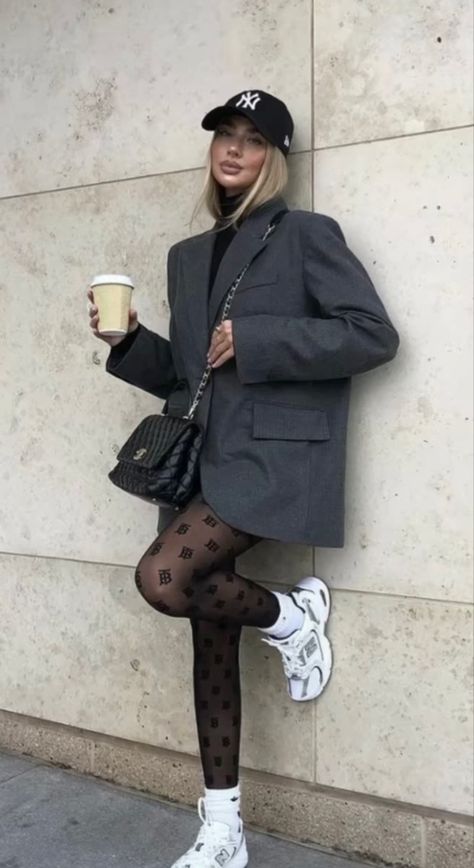 Jess Hunt, Leggings Outfits, Looks Street Style, 가을 패션, Black Tights, Looks Style, Mode Inspiration, Winter Fashion Outfits, Happy Sunday