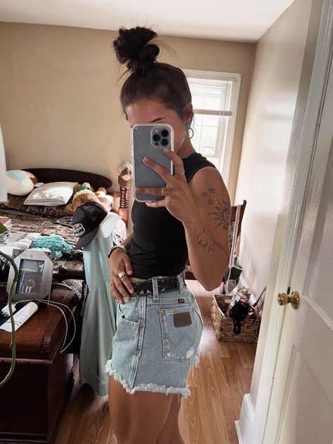 Wrangler Shorts Outfit, Country Couture, Country Fits, Summer Country, Wrangler Shorts, Shorts Outfit, Shorts Summer, Fit Inspo, Work Outfits