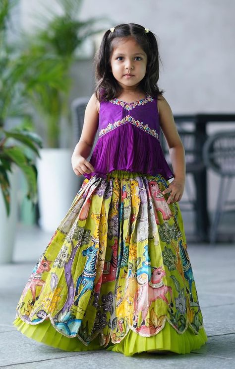 Kids Girls Dresses Indian, Kids Dresses For Girls Indian, Pattu Langa Designs For Kids, Kids Dress Stitching Ideas, Kids Lehanga Design Indian Dresses, Baby Langa Blouse Designs, Designer Frocks For Kids, Kids Indian Dresses, Kids Langa Blouse Designs