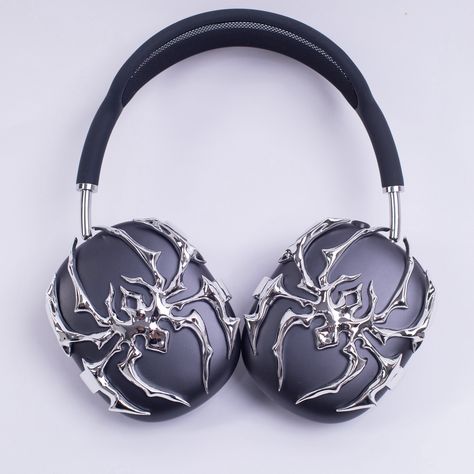 Dive into the cyberpunk realm with our avant-garde 3D printed headphone cases, inspired by sleek, futuristic spider motifs. Protect your AirPods Max in style while embracing the edgy, tech-forward aesthetic of tomorrow. A pair of AirPods Max covers only, headphones not included Material: resin Standard Size: L 103mm/ W 87mm/ H 20mm Weight/item: 16g Apple Headphone Accessories, Airpod Pro Max Accessories, Spider Headphones, Airpods Max Aesthetic, Spider Fashion, Airpod Max Cover, Cyberpunk Accessories, Airpod Max Case, Futuristic Accessories