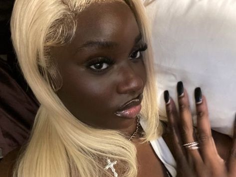 Dark Skin Blonde Hair, Blonde Afro, Blonde Braids, Dark Skin Beauty, Dark Skin Women, Makeup For Black Women, Black Beauty, Black Is Beautiful, Beautiful Black Women