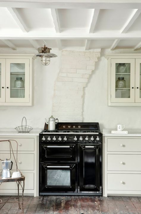 Industrial kitchen by deVol. Full details on Modern Country Style blog: Modern Country Loves: Smeg Victoria Range Cooker Smeg Victoria, Black Cooker, Smeg Kitchen, Modern Country Kitchens, Dual Fuel Range Cookers, Devol Kitchens, Modern Country Style, Gas Cooker, Range Cooker