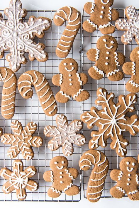 Snowman Gingerbread Cookies, Ginger Bread Cookies Decoration, Xmas Cookies Decorated, Gingerbread Cookie Decorating Ideas, Chewy Gingerbread Men, Gingerbread Cookies Decorated Ideas, Jul Kaka, Gingerbread Men Cookies, Gingerbread Cookies Decorated