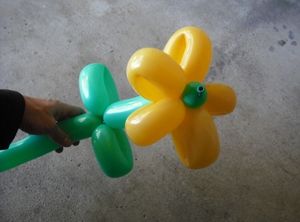 Easily Create 5 Flower Balloon Animals with These Step-by-Step Instructions: Flower Balloon Animal - Version 2 Easy Balloon Animals, Ballon Diy, Animal Balloons, How To Make Balloon, Balloon Toys, Balloon Modelling, Troll Party, Balloon Crafts, Balloon Twisting