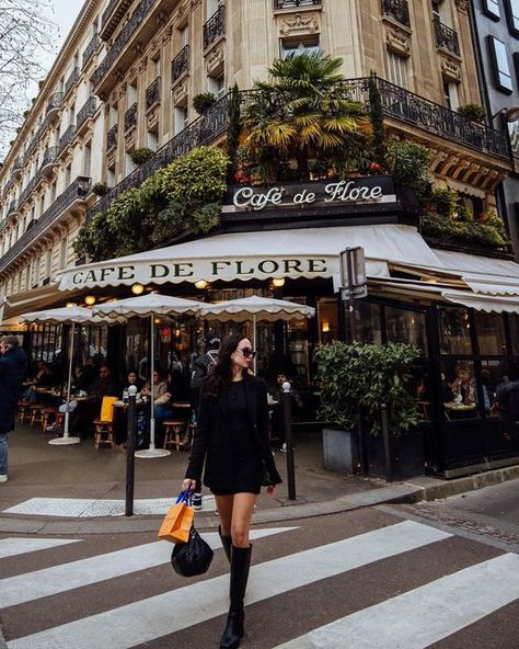 Models In Paris, Paris Travel Photos, Photo At Cafe, Parisian Style Cafe, Paris Photo Poses, Picture Ideas In Paris, Photo In Paris Ideas, My Style Aesthetic, Paris Pic Ideas