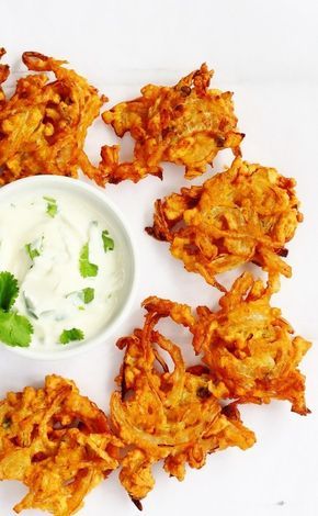 Onion Bhaji Recipes, Party Pinwheels, Onion Bhajis, Onion Bhaji, Indian Dinner, Bhaji Recipe, Pakora Recipes, Home Simple, Dinner At Home