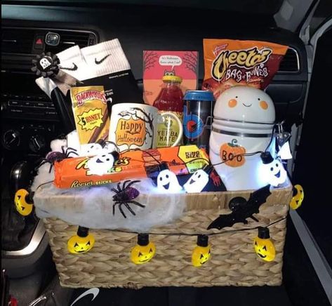 Men’s Halloween Spooky Basket, Spooky Basket For Bf, Basket For Bf, Spooky Basket For Men, Boo Basket Ideas For Best Friend, Gift Baskets For Friends, Baskets For Friends, Toy Gift Baskets, Basket For Men