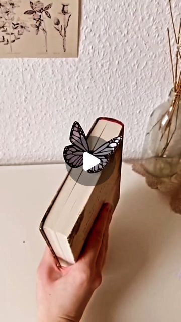 Itsy Bitsy Artsy I Art & Craft I Creative DIY on Instagram: "Fluttering into your books with color and charm, this DIY butterfly bookmark is both artistic and practical. 🦋📚 ✂️🖍 . . 📌Follow me for more: ➡️ @itsy_bitsy_23 ➡️ @itsy_bitsy_23 ➡️ @itsy_bitsy_23 . . #ButterflyBookmark #DIYCrafts #PaperArt #BookwormCrafts #CreativeBookmarks #ArtisticCrafts #PaperButterfly #CraftyBookworm #DIYBookmark #ColorfulCrafts #BookLoversCrafts #HandmadeBookmark #CraftingInspiration #ArtFromPaper #CraftyIdeas #PaperCrafting #BookishCrafts #CreativeDIY #HandmadeWithLove #CraftyCreations" Book Maker Ideas, Book Mark Diy Ideas, Creative Bookmarks Art, Book Markers Ideas Diy, Diy Book Markers Ideas, Butterfly Bookmarks Diy, How To Make Bookmarks Diy, Bookmarkers Diy, Diy Bookmarks Creative