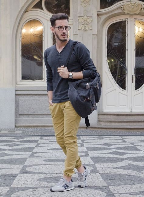 How To Wear Joggers? - 50 Best Jogger Outfits For Men How To Wear Joggers, Jogger Outfit, Khaki Joggers, New Balance Outfit, Chino Joggers, Mens Fashion Work, Khaki Cargo Pants, Mens Fashion Business, Joggers Outfit