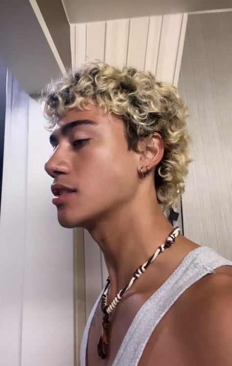 Men Curly Highlights Hair, Frosted Tips On Curly Hair Men, Dominic Fike Hairstyle, Men Curly Blonde Hair, Guys Highlights Men Hair Curly, Platinum Blonde Hair Men Curly, Blond Curly Mullet, Dyed Blonde Hair Dark Roots Men, Bleached Tips Men