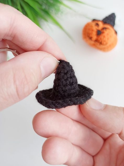 Crochet Halloween Keychain, Crochet Witch Hat Pattern, Easy Crochet Halloween, Witch Hat Pattern, Crochet Witch Hat, Mini Witch Hat, Crochet Witch, Halloween Crochet Patterns, Scary Halloween Decorations