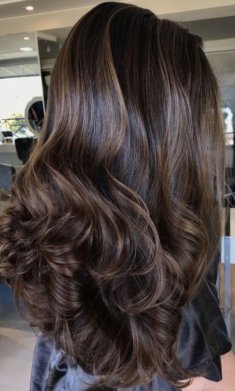 Highlights For Dark Brown Hair, Brown Hair With Caramel Highlights, Rambut Brunette, Dark Brunette Hair, Black Hair Balayage, Brown Hair Looks, Brown Hair Inspo, Fall Hair Color Trends, Brunette Hair With Highlights