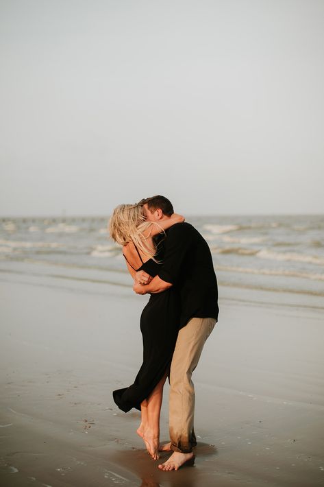 Western Beach Engagement Photos, Couples Lake Photoshoot Outfits, Beach Water Engagement Photos, Ocean Couple Photoshoot, Engagement Fits, Beach Couple Poses, Water Engagement Photos, Engagement Photo Shoot Beach, Engagement Pictures Beach