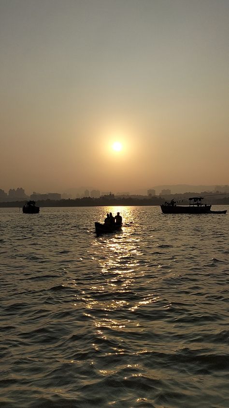 📍 Kalher Khadi, Bhiwandi, Thane Lake view #lake #sunset #evening #boat #sea #sky #vibes #view Sky Vibes, Sky Photography Nature, Lake Boat, Lake Sunset, Snap Food, Small Moments, Ap Art, Food Snapchat, City Aesthetic