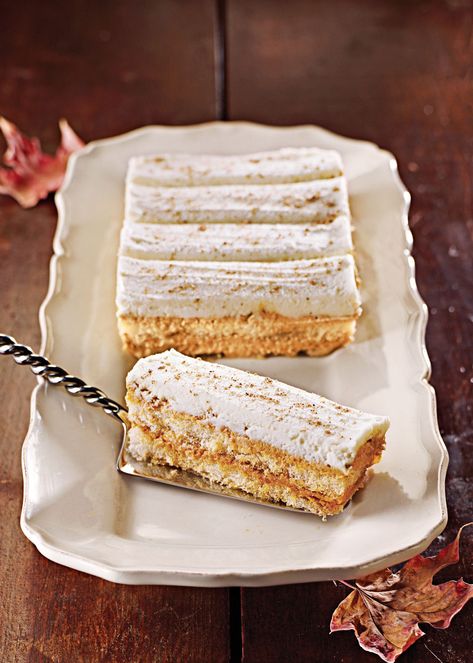 This simple rich dessert is ready in 30 minutes. Line the pan with plastic wrap to create an easy way to remove the dessert from the pan. Harvest Treats, Pumpkin Tiramisu, Tiramisu Cake Recipe, Peter Pumpkin, Dessert Parfait, Pumpkin Eater, Tiramisu Dessert, Fall Appetizers, Tree Themes