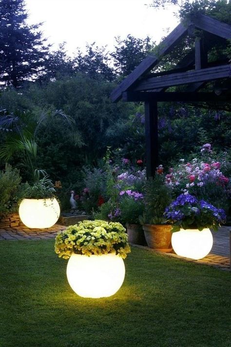 Garden Ideas Homemade, Diy Outdoor Lighting, Easy Backyard, Diy Backyard Landscaping, Backyard Lighting, Backyard Diy Projects, Diy Garden Projects, Beautiful Backyards, Solar Lights Garden