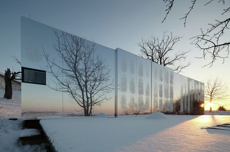 Casa Invisible / Delugan Meissl Associated Architects House Of Mirrors, Backyard Office, Mirror House, Architecture Magazines, Open Layout, Grid Design, Facade Architecture, Structure Design, Modular Homes