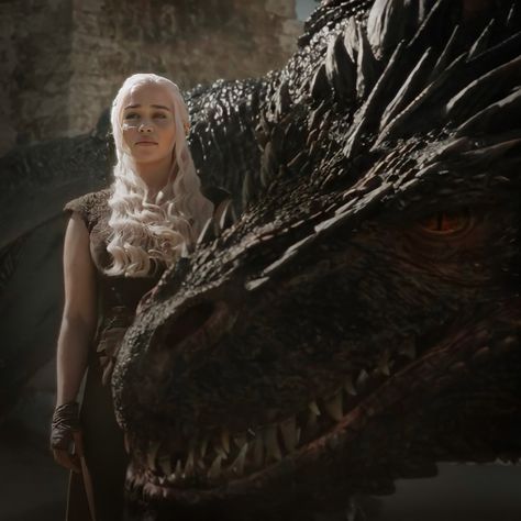 Daenerys Targaryen Dress, Daenerys Targaryen Icons, جون سنو, Game Of Throne Daenerys, Game Of Thrones Dragons, Got Dragons, Targaryen Aesthetic, Dragon Images, Gra O Tron