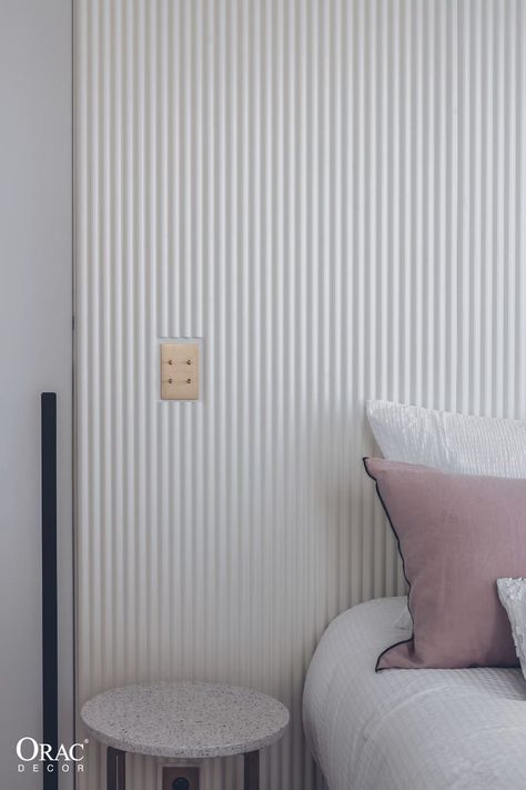 A fluted wall panel behind the bed adds depth and character to the bedroom. A clever addition by design firm Atelier Daaa. Discover this project and more in the book WALLS - the revival of wall decoration. Fluted Headboard, Fluted Wall Panel, Wall Behind Bed, Fluted Wall, Cream Bedrooms, Contemporary Decor Living Room, Feature Wall Bedroom, Wall Panels Bedroom, Orac Decor