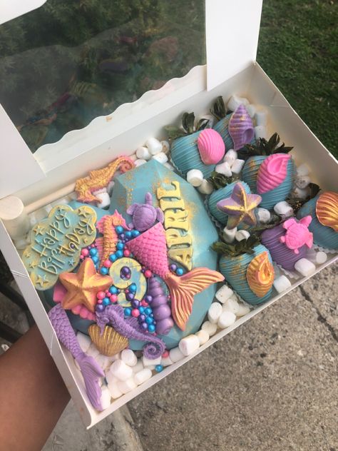 Mermaid Chocolate Covered Strawberries, Chocolate Covered Strawberries Dinosaur, Chocolate Heart Smash Box Ideas, Mermaid Breakable Heart, Breakable Heart With Strawberries, Decorated Marshmallows, Smash Heart, Cake Pop Boxes, Dessert Shooters Recipes