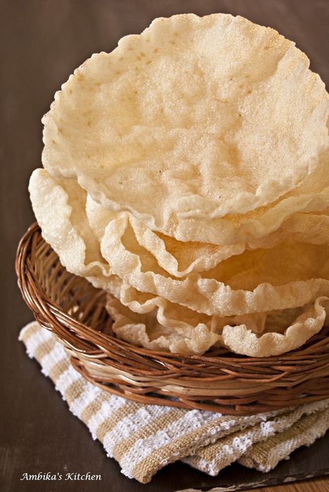 Le #papad (dette anche papar, papadum − ingl. poppadums) sono sottili crespelle preparate con farine di «dal» e spezie. Possono essere fritte o cotte alla griglia. #cucinaindiana Kerala Food, Indian Bread, Indian Snacks, Indian Cooking, Veg Recipes, Quick Snacks, South India, International Recipes, Tortillas