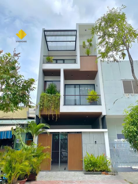 Narrow House Elevation, 3 Storey House Design, Modern Bungalow House Design, Loft House Design, 2bhk House Plan, Home Styles Exterior, House Outer Design, Small House Front Design, Small House Design Exterior