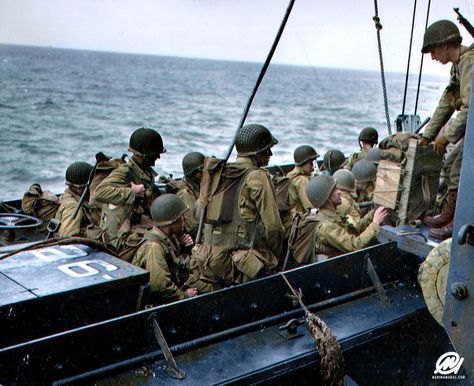 Troops huddled into landing craft during the Normandy assault. Today is the 73rd anniversary of D-Day, the largest seaborne invasion in history - pin by Paolo Marzioli D Day Photos, D Day Normandy, Operation Overlord, Royal Marine Commando, D Day Invasion, Canadian Soldiers, Normandy Beach, D Day Landings, Ww2 Photos